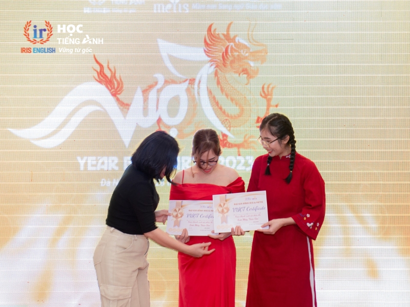 iris english year end party 2023 vuot 4
