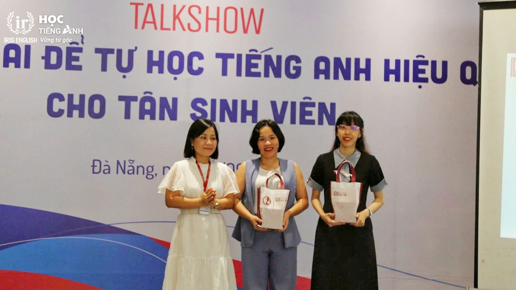 Học tiếng Anh với AI BTC tặng quà cảm ơn đại diện của IRIS English