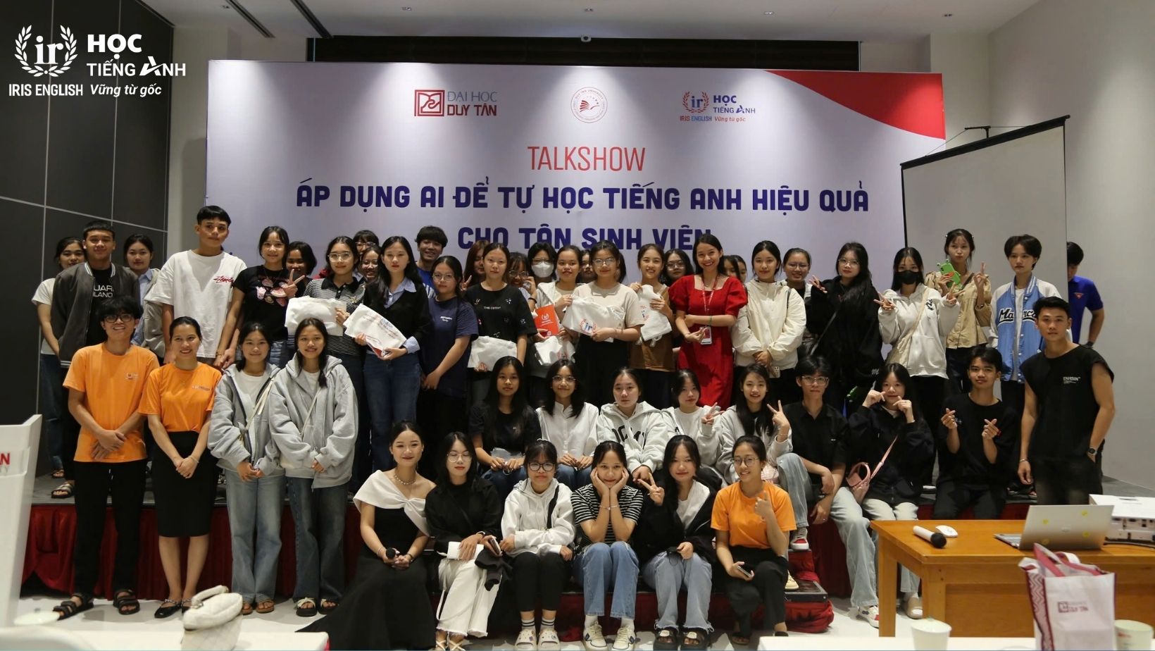 Tổng kết: Talkshow áp dụng AI để tự học tiếng Anh hiệu quả cho tân sinh viên tháng 09/2024 2 Tập thể tân sinh viên K30 chụp hình lưu niệm cùng IRIS English
