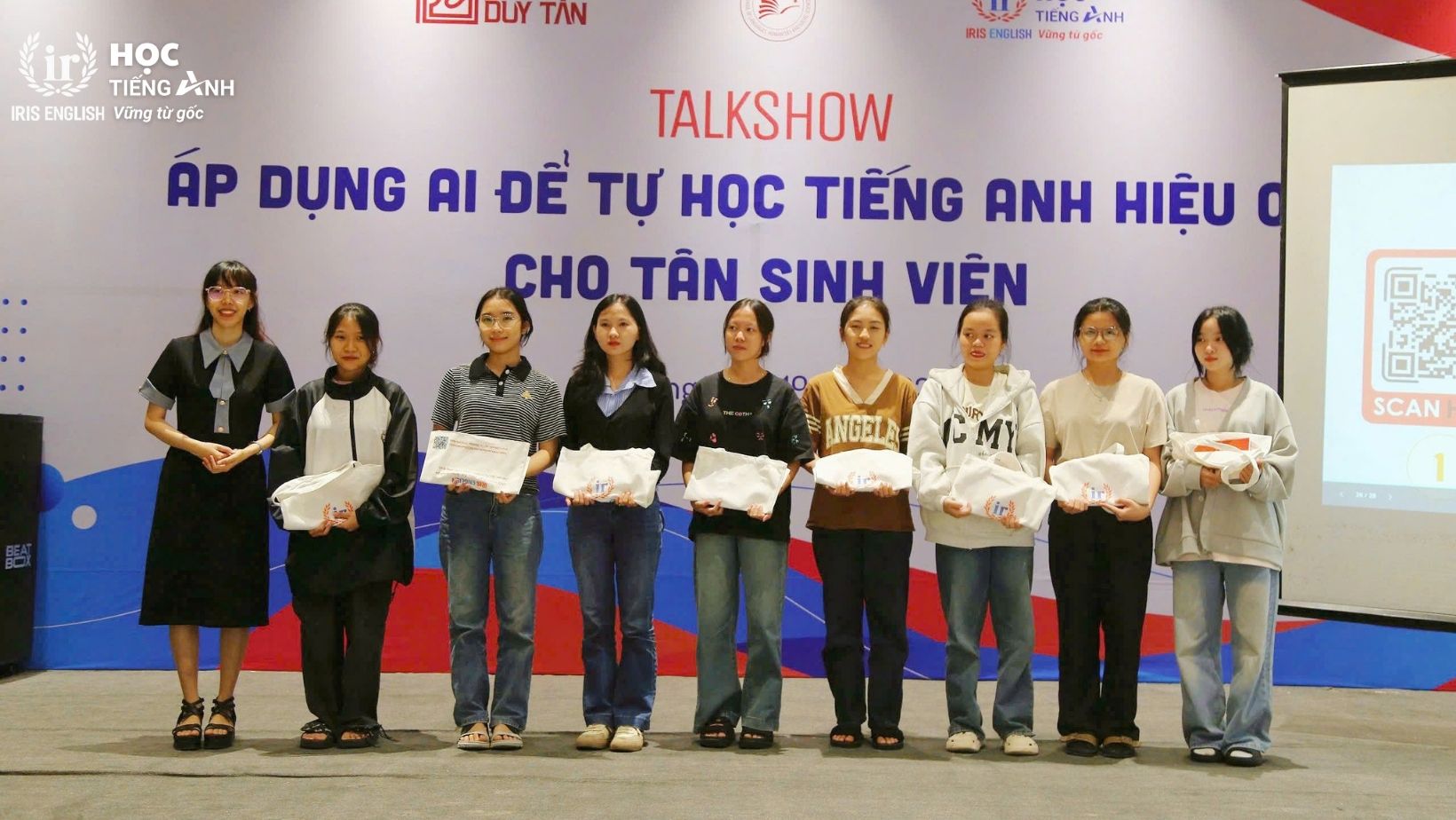 Tổng kết: Talkshow áp dụng AI để tự học tiếng Anh hiệu quả cho tân sinh viên tháng 09/2024 4 Tân sinh viên K30 nhận quà từ IRIS English