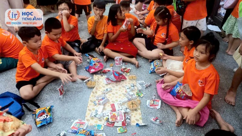 IRIS English: Tổng kết Workshop Trung Thu yêu thương 2024 10 Phá cỗ trong workshop Trung Thu yêu thương