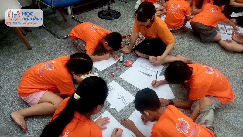 IRIS English: Tổng kết Workshop Trung Thu yêu thương 2024 7 Vẽ và trang trí thông điệp ủng hộ miền Bắc