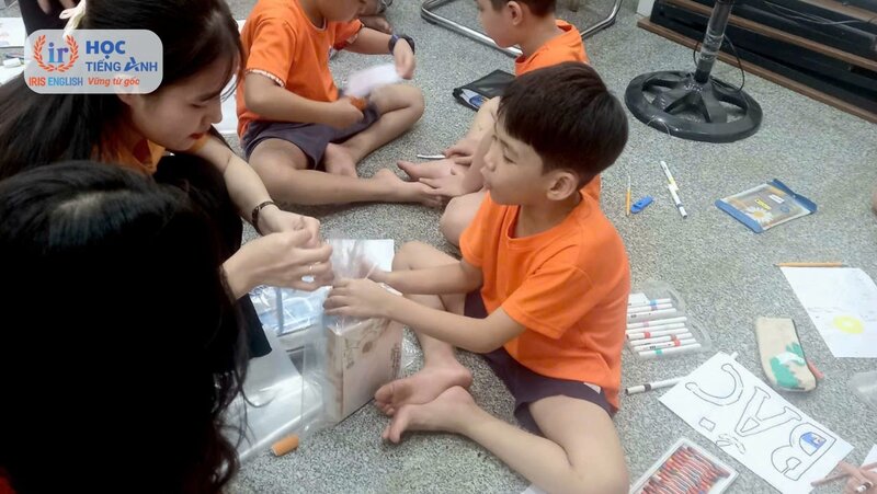 IRIS English: Tổng kết Workshop Trung Thu yêu thương 2024 9 Cô trò cùng nhau gói quà để ủng hộ đồng bào miền Bắc