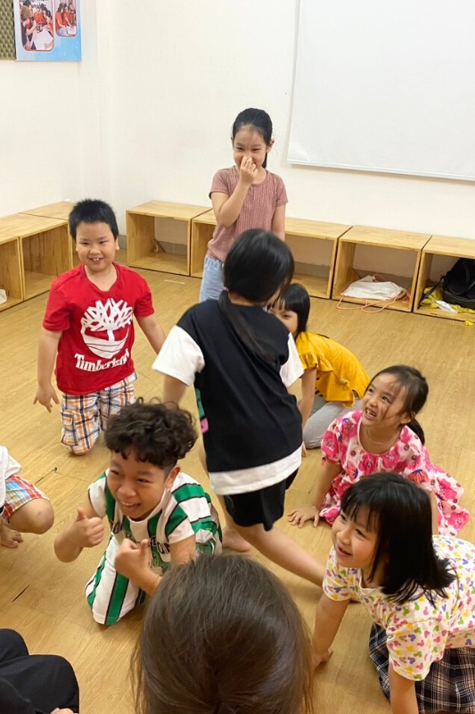 Khóa học dành cho kids 12 chuong trinh hoc tieng anh cho tre em dong vai tinh huong