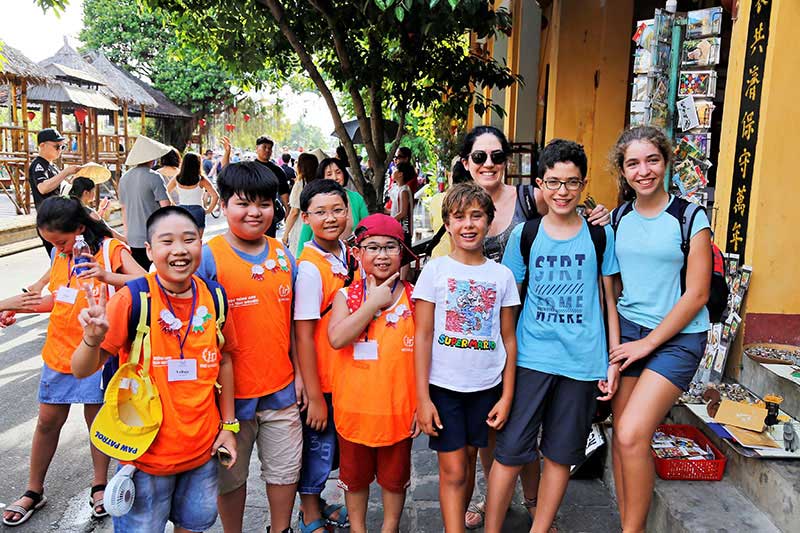 hoat dong ngoai khoa bat chuyen voi nguoi la